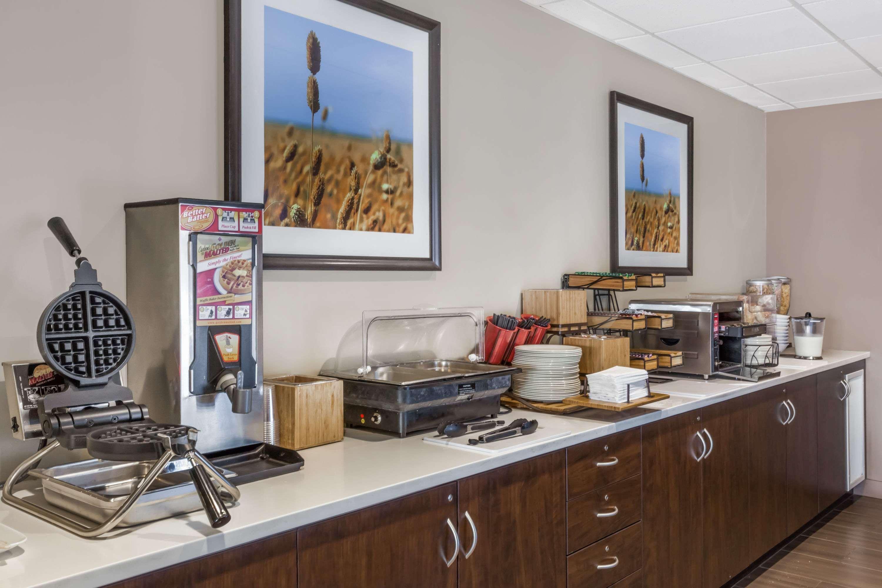 Microtel Inn & Suites By Wyndham Estevan Экстерьер фото