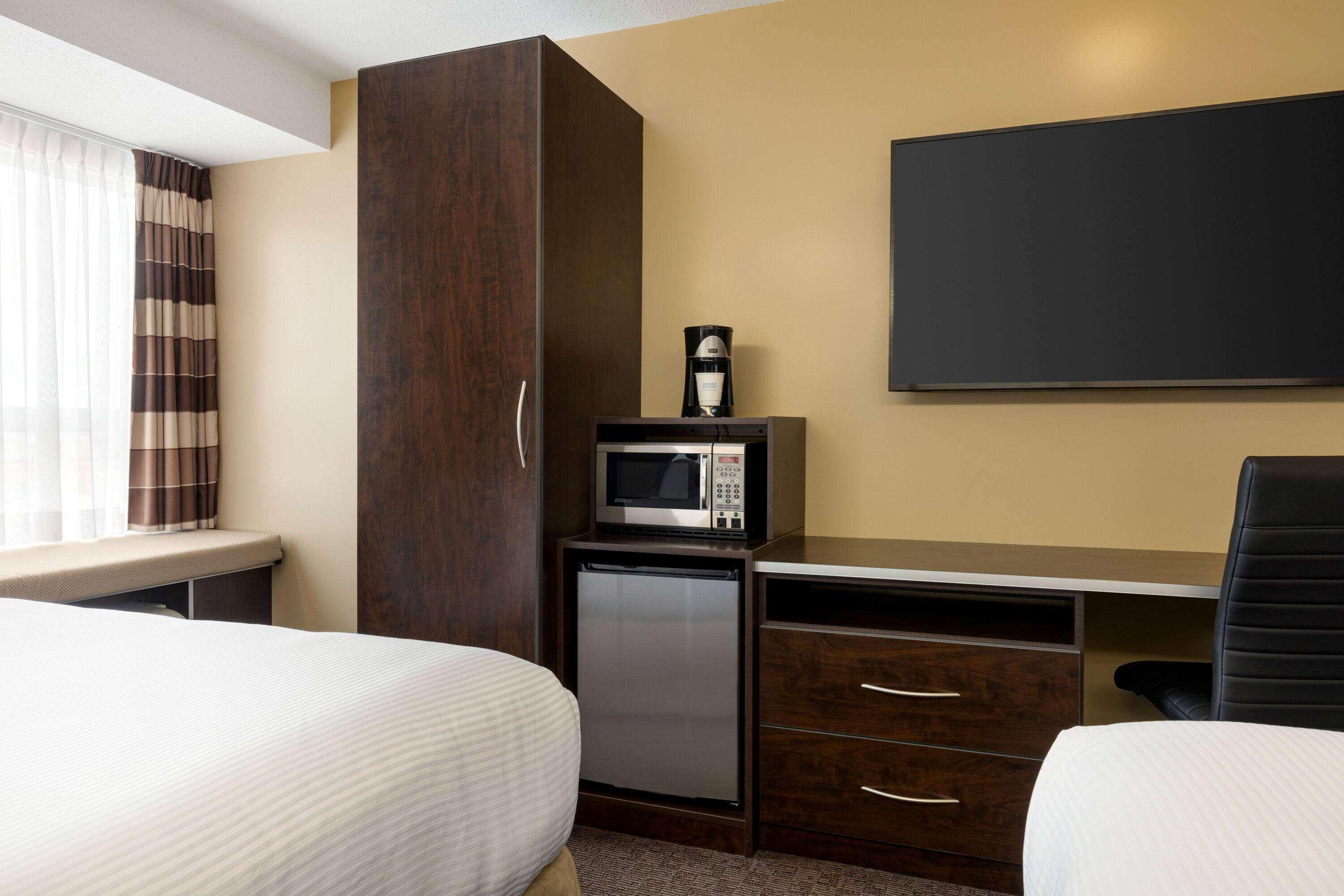 Microtel Inn & Suites By Wyndham Estevan Экстерьер фото
