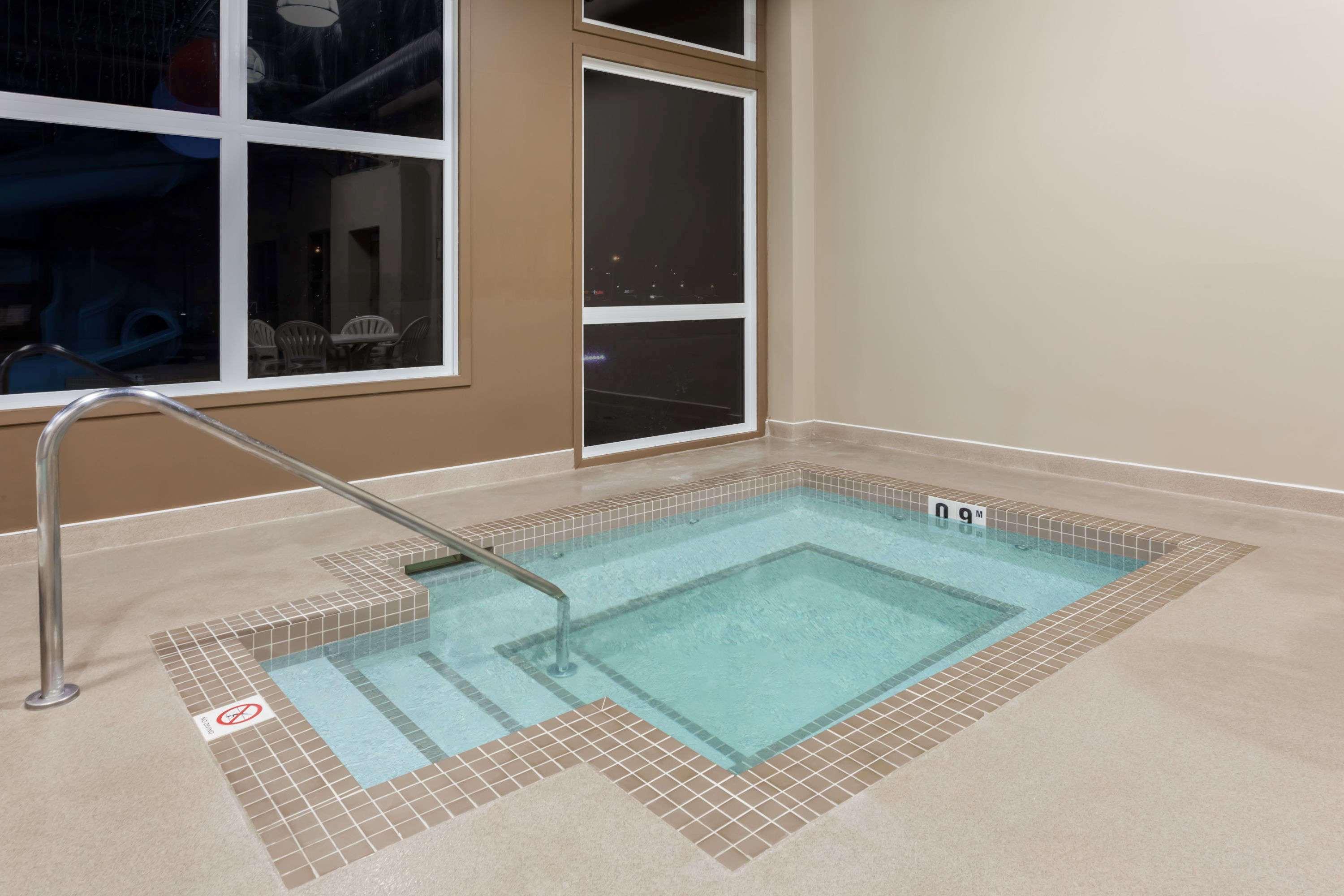 Microtel Inn & Suites By Wyndham Estevan Экстерьер фото