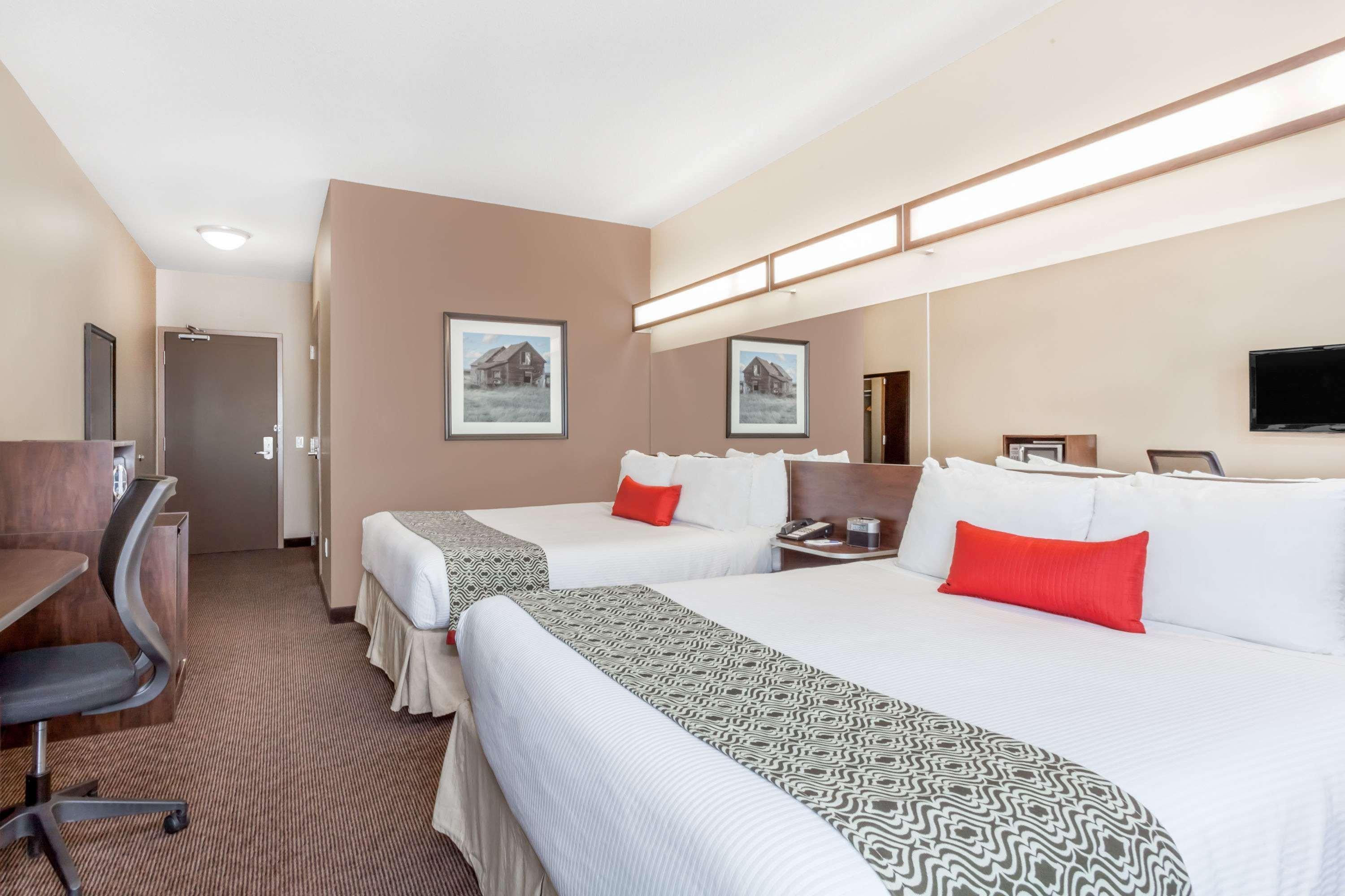 Microtel Inn & Suites By Wyndham Estevan Экстерьер фото