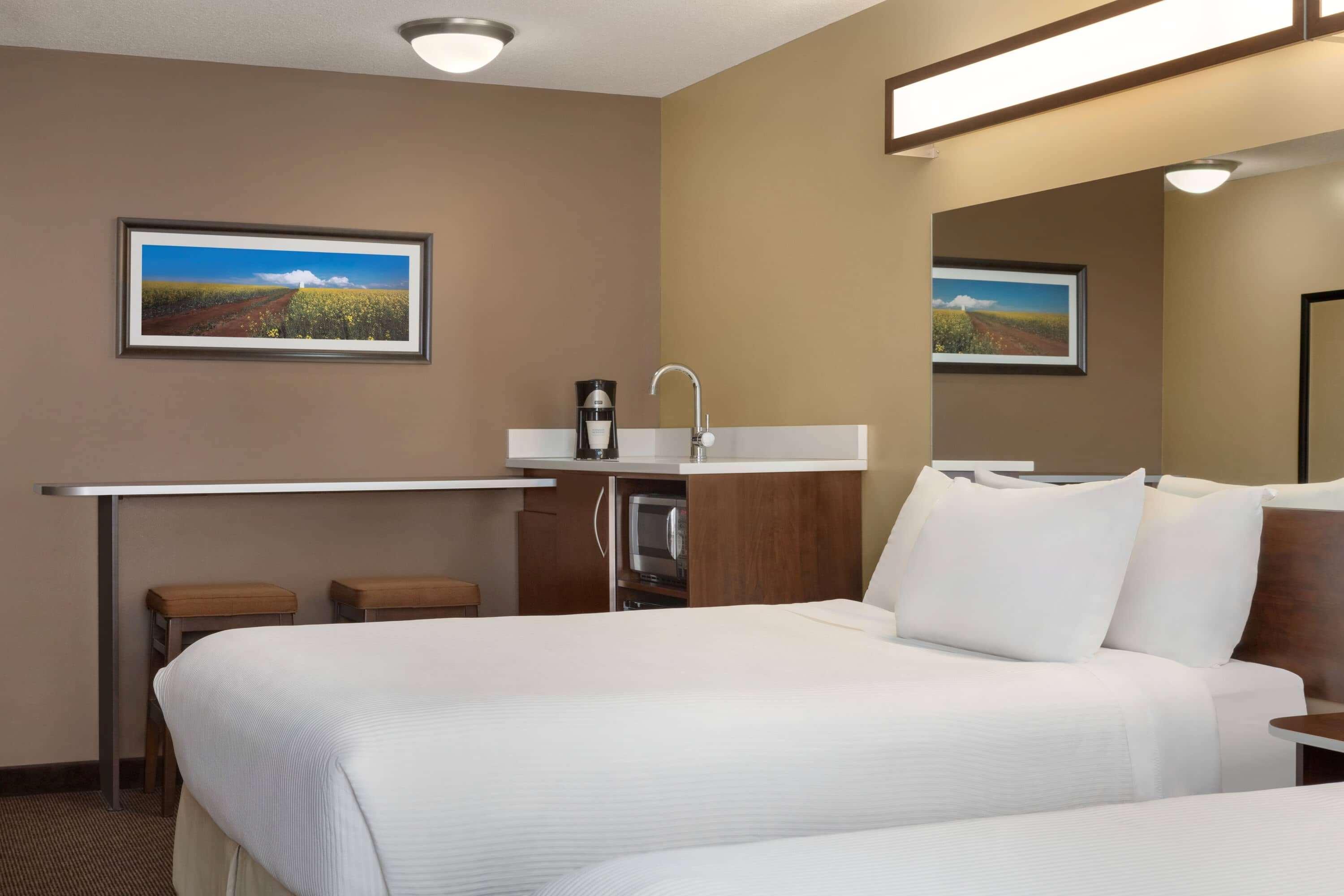 Microtel Inn & Suites By Wyndham Estevan Экстерьер фото