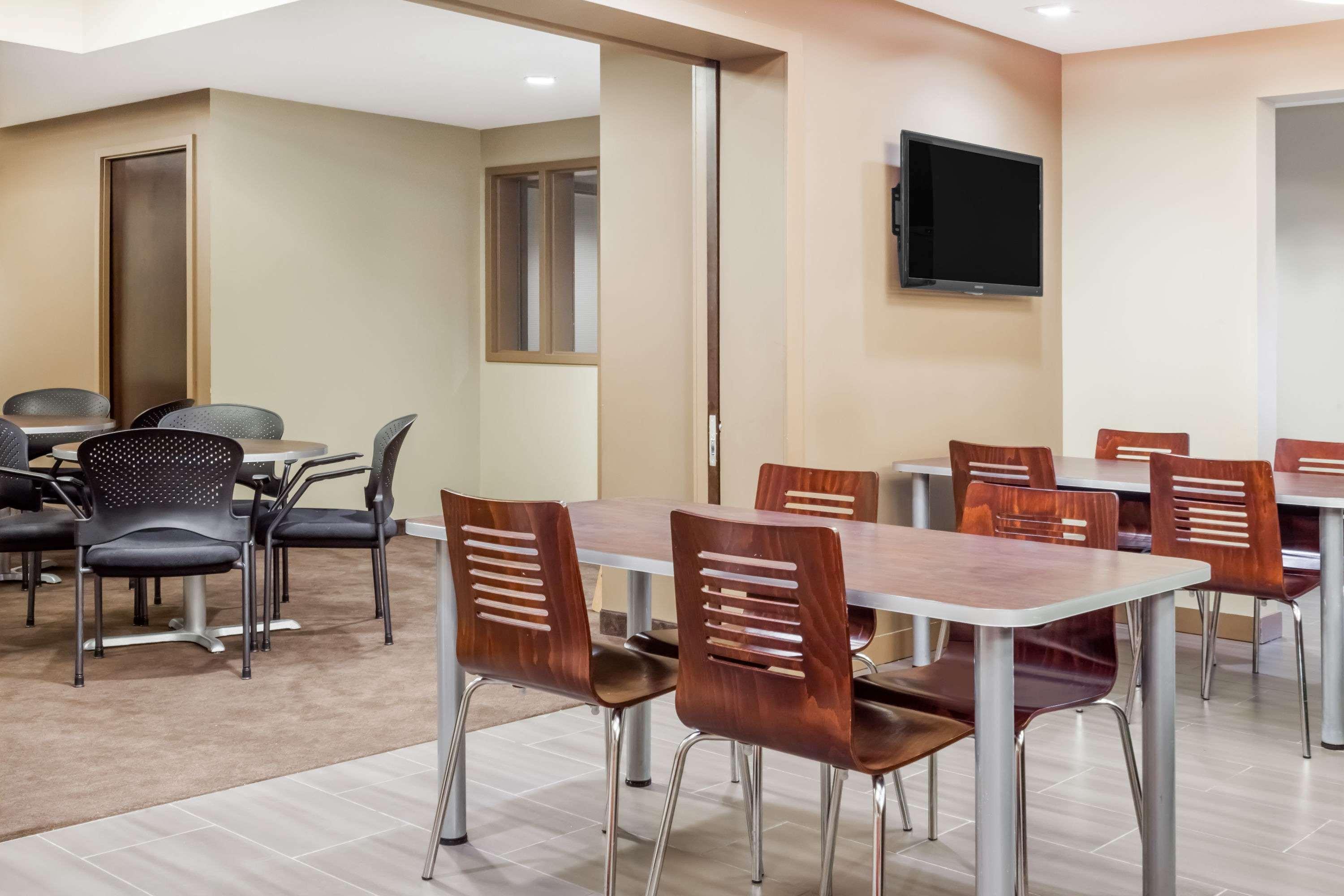 Microtel Inn & Suites By Wyndham Estevan Экстерьер фото