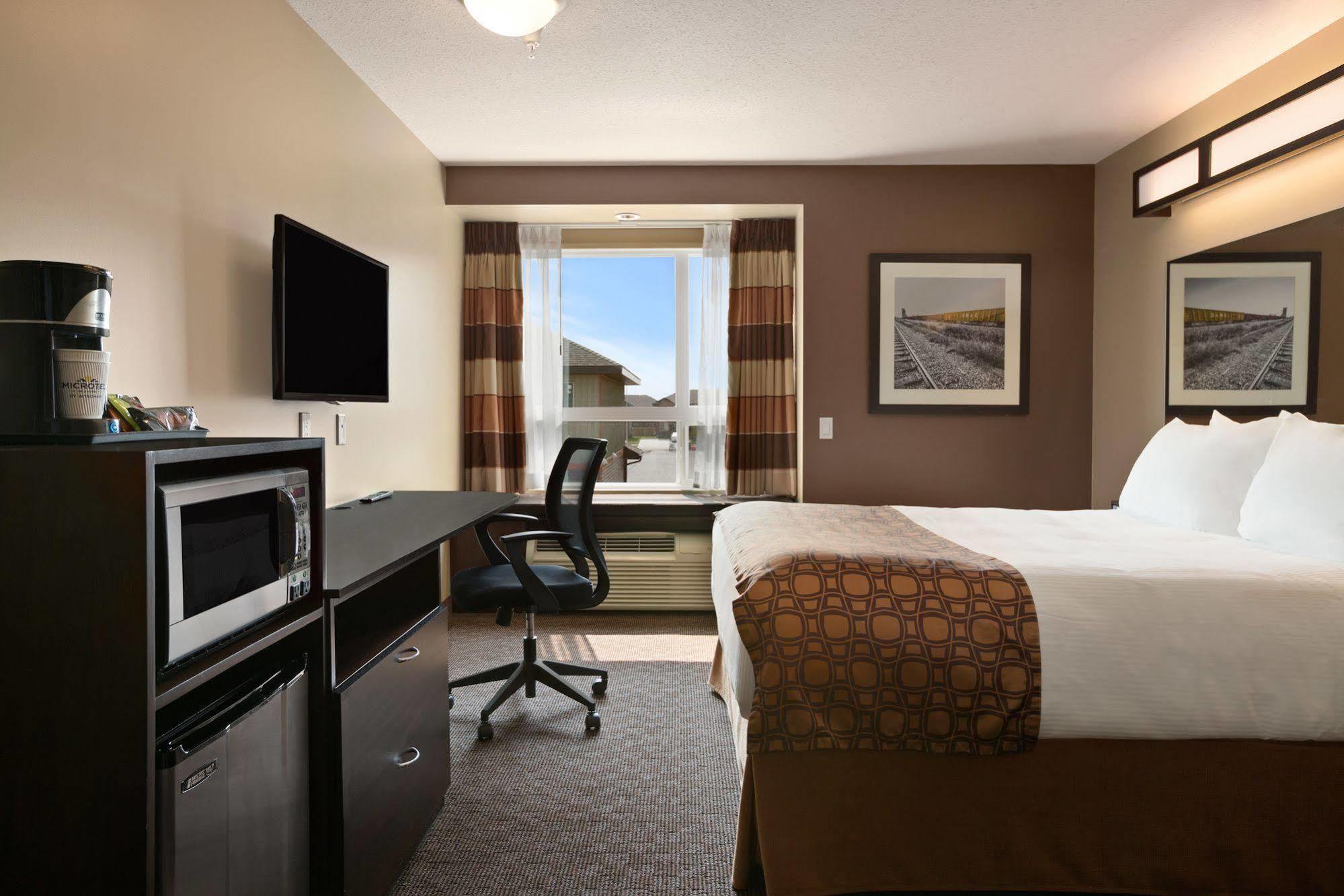 Microtel Inn & Suites By Wyndham Estevan Экстерьер фото