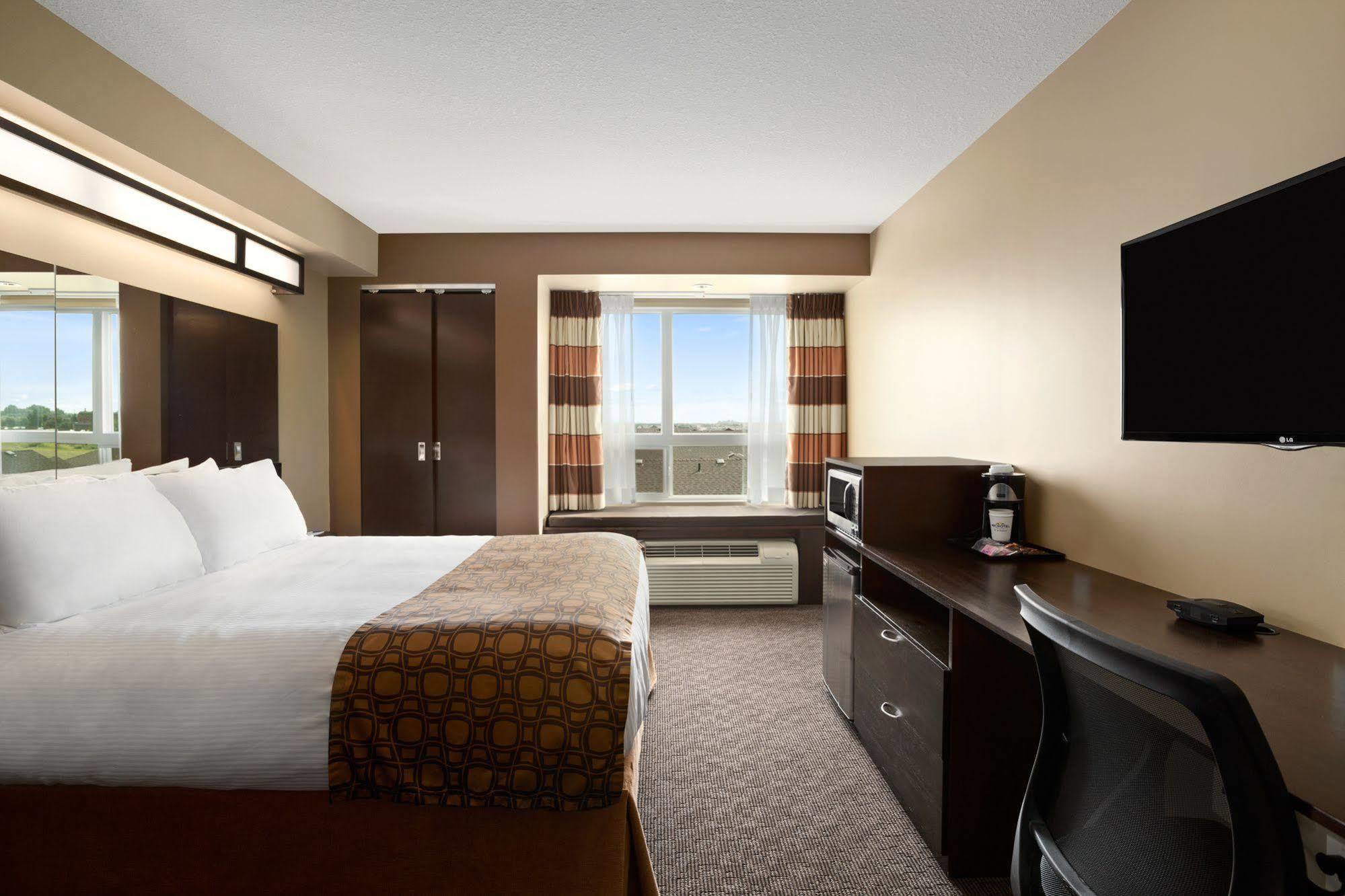 Microtel Inn & Suites By Wyndham Estevan Экстерьер фото