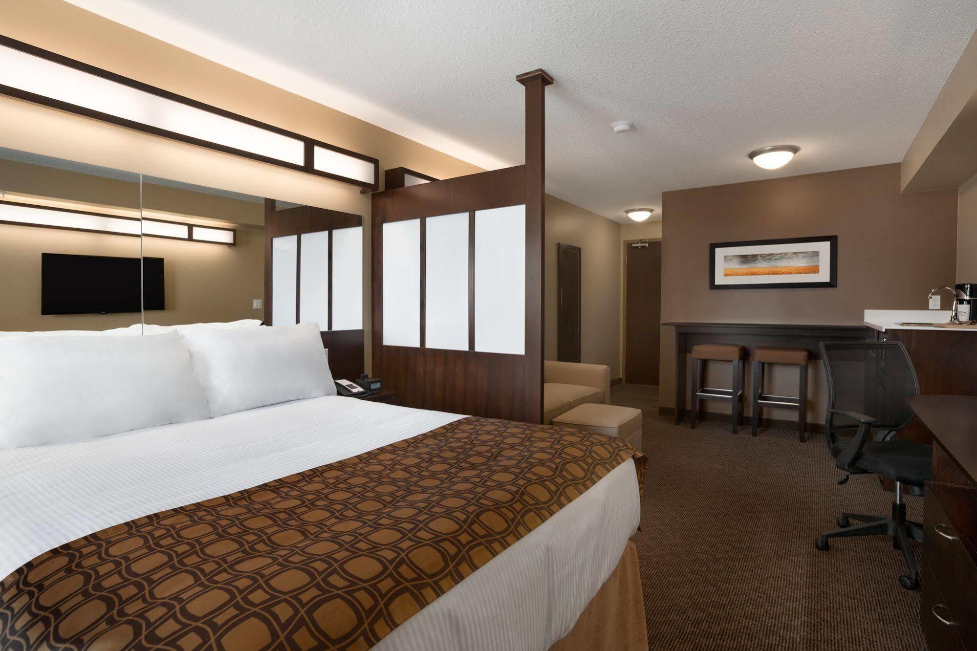 Microtel Inn & Suites By Wyndham Estevan Экстерьер фото