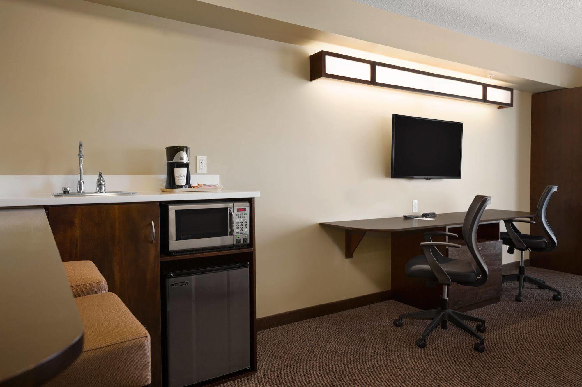 Microtel Inn & Suites By Wyndham Estevan Экстерьер фото
